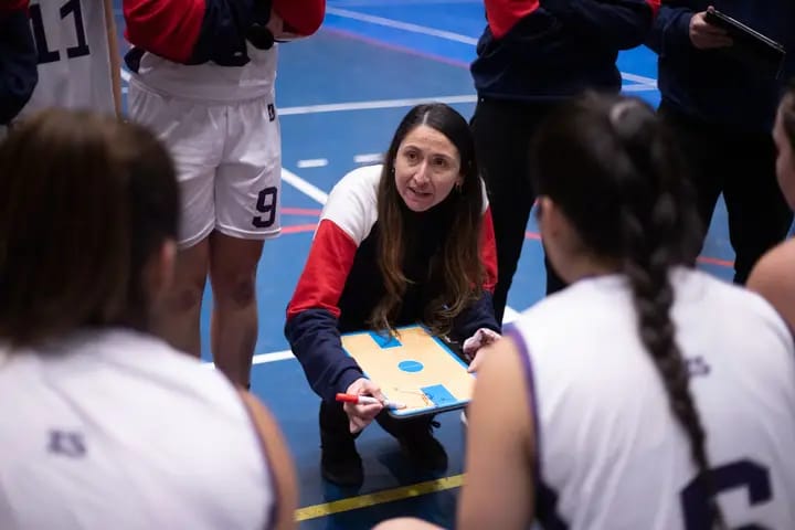 Julia Acevedo, técnica de la Selección de Básquetbol U. de Chile: “El deporte es una potente herramienta de transformación social y además es una actividad formadora de niños y niñas”